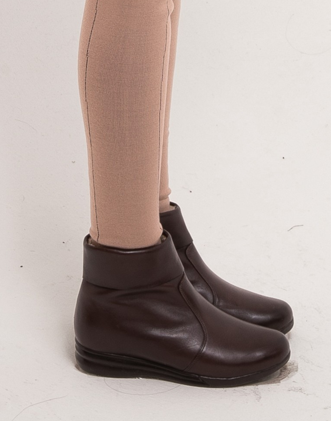 Bota Cano Curto Forrada Leonete Marrom