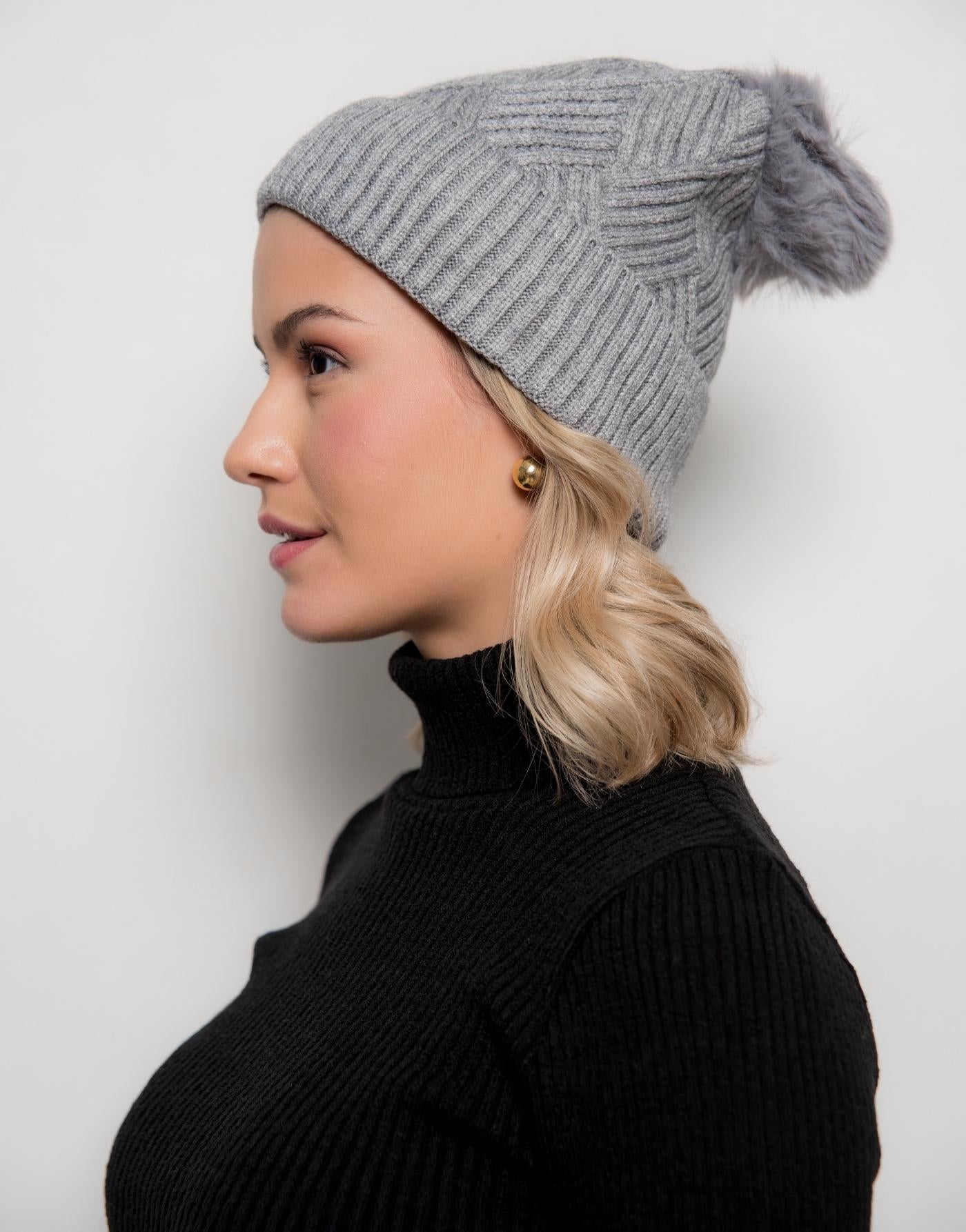 Gorro Forrado Losangos Pom Pom Cinza