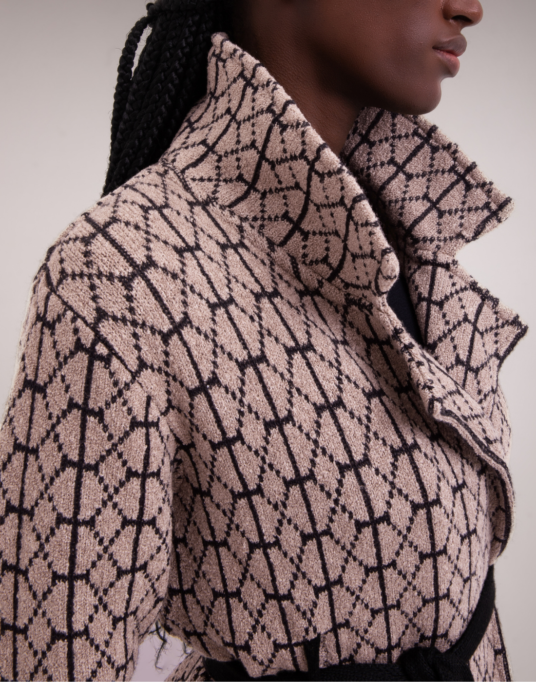 Trench Coat Mousse Geométrico Bege e Preta