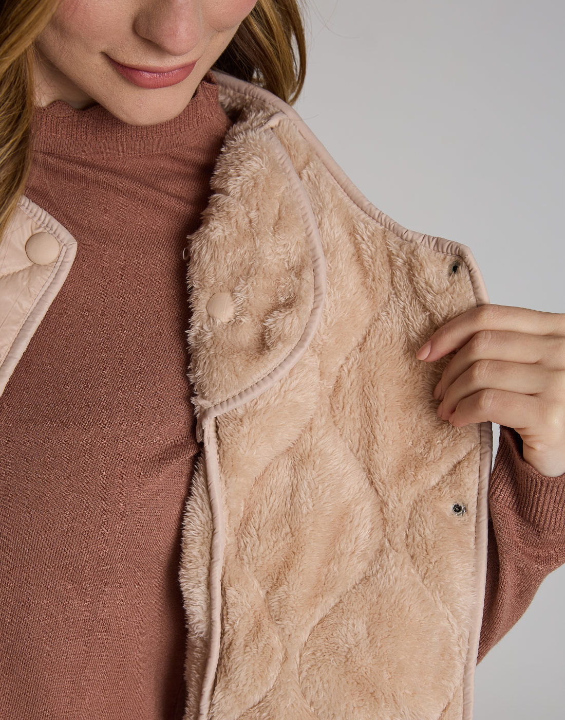 Colete Matelassê com Forro Peluche Bege