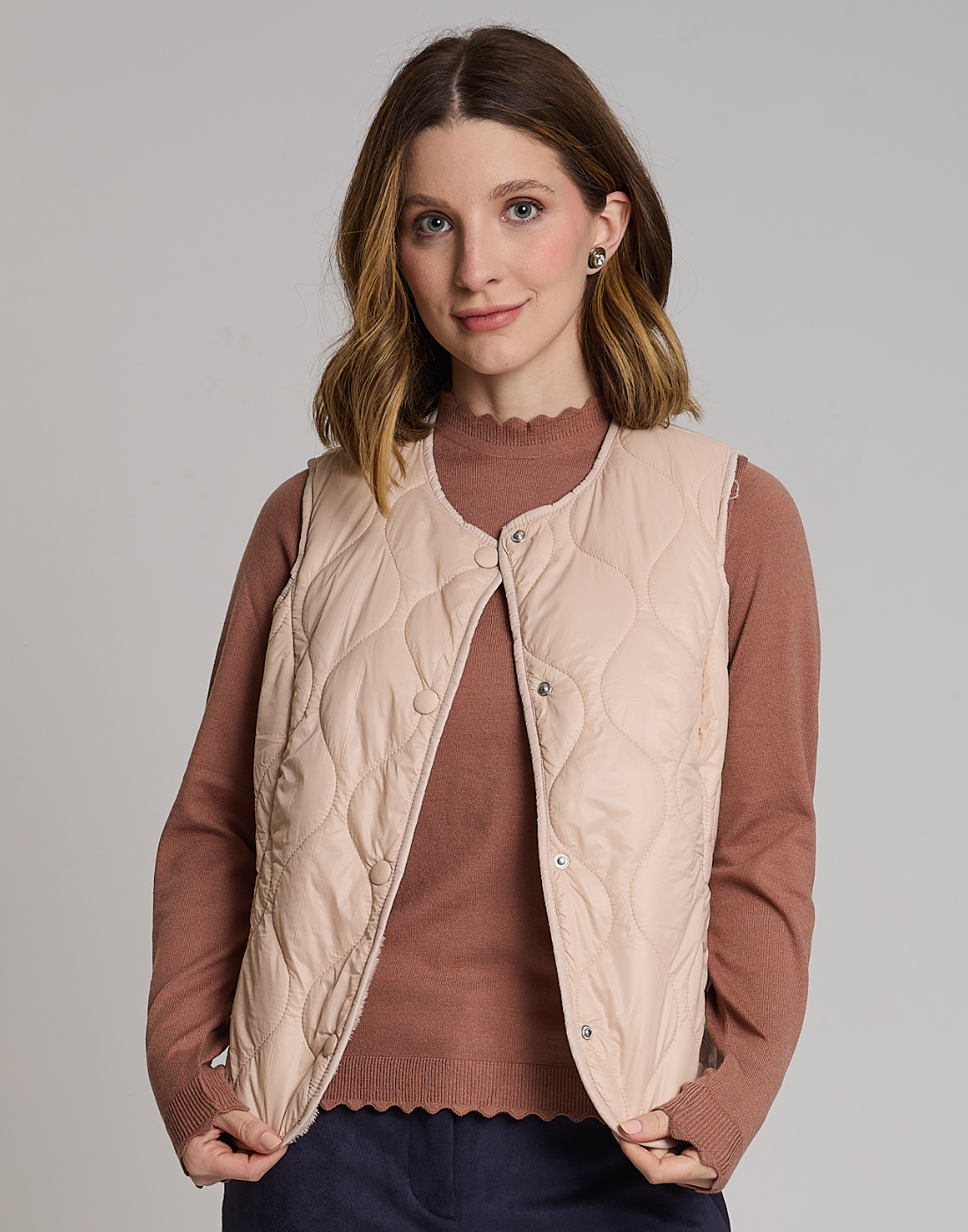 Colete Matelassê com Forro Peluche Bege